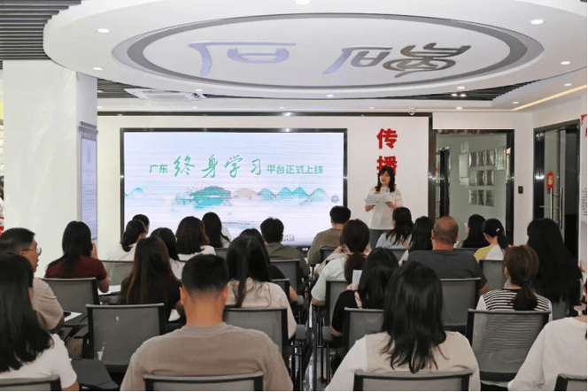 走進(jìn)校園，讓文明禮儀成為孩子的成長(zhǎng)底色